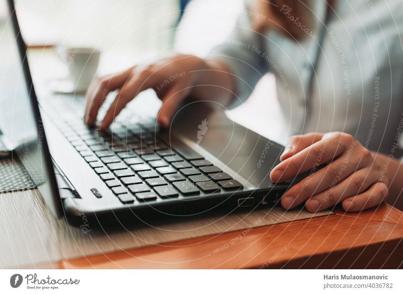 Tippen auf Laptop-Tastatur Nahaufnahme, Freiberufler Remote-Arbeit Blogger Business Café Kaffeepause Mitteilung Computer Schreibtisch digitaler Nomade Frau