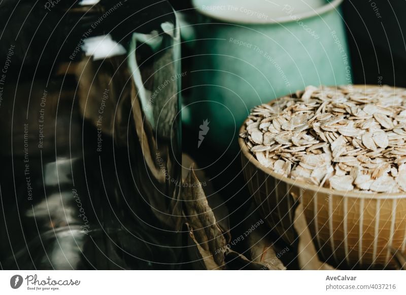 Ein Frühstück aus einer Tasse Hafermilch mit Hafersamen auf einem Holzbrett melken Lebensmittel Gesundheit Korn organisch Samen Ernährung Müsli weiß natürlich