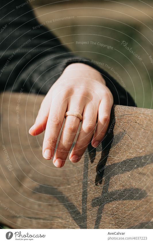 Eine Hand mit einem Gummiring, Ehekonzept und Freiheit, Modernität Schmuck Ring Handwerk handgefertigt Prozess Werkstatt Inszenierung Detailaufnahme grün