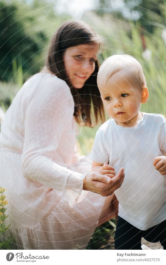 süßes Baby Junge und seine Mutter im Freien bezaubernd Bonden Kind Kindheit krabbeln kriechend niedlich Gefühle erkunden erkundend Ausdruck Familie Spaß Garten