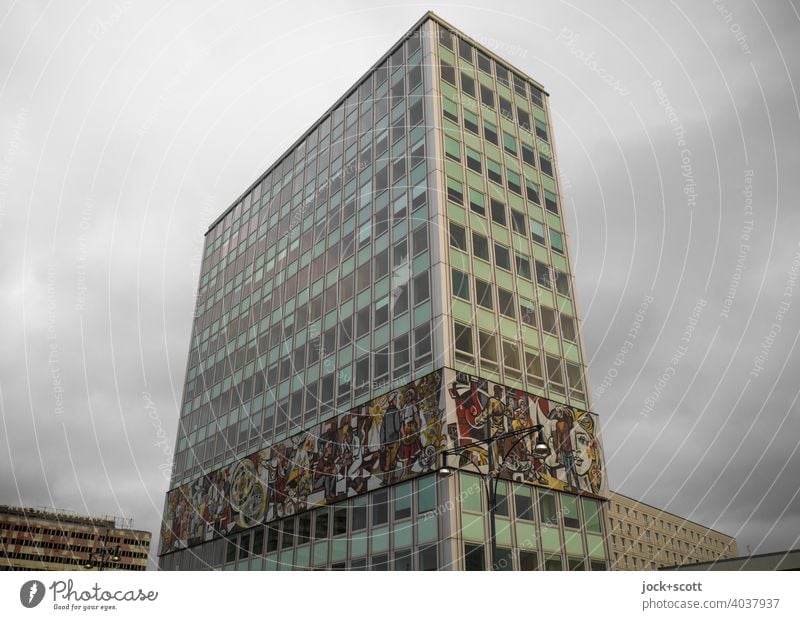 Haus des Lehrers Architektur Alexanderplatz Gebäude Fassade Berlin-Mitte grauer Himmel Sehenswürdigkeit Hochhaus Fries DDR Nachkriegsmoderne Stadtzentrum