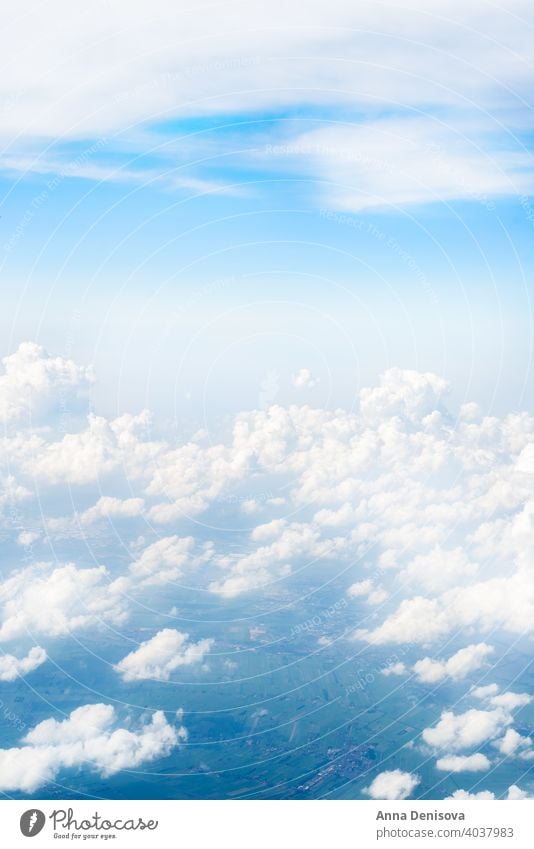 Skyline-Ansicht über den Wolken aus dem Flugzeug Himmel Ebene Cloud blau Fenster weiß hoch reisen Fliege oben schön Hintergrund Horizont Raum Atmosphäre