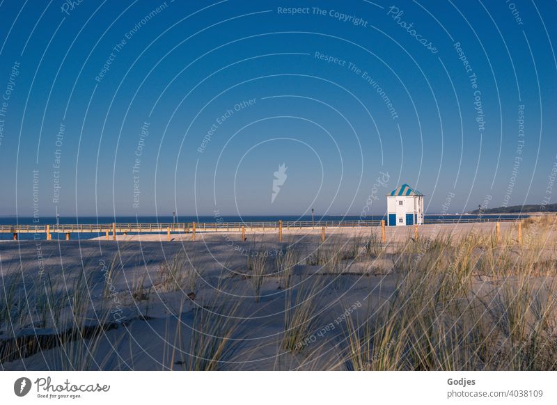 Rettungsschwimmerturm und Brücke hinter einer Düne am Strand rettungsschwimmerturm Strandspaziergang Promenade Sand Lubmin Schatten Himmel Meer Küste Wasser