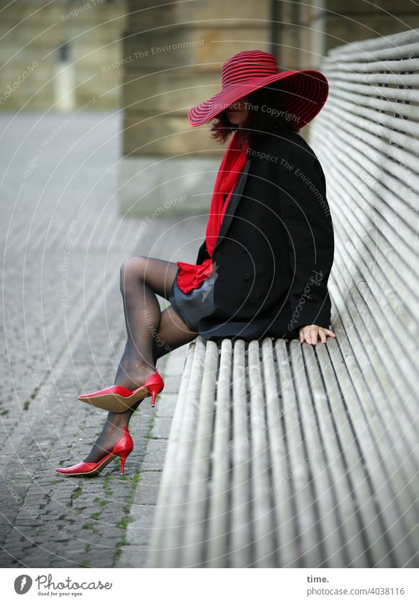 blackredlady frau bank hut rot schwarz heels schal stadt urban sitzen pause außergewöhnlich stylish bauwerk architektur beobachten