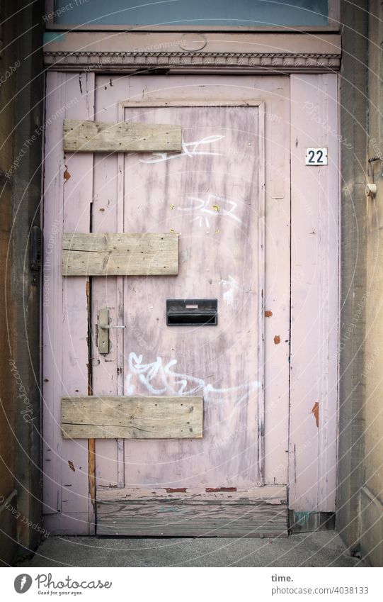 Bretter für die Welt | Lockdown tür lost places kaputt brett vernagelt altbau sanierungsfall holz 22 hausnummer briefkasten hauseingang verschlossen dicht