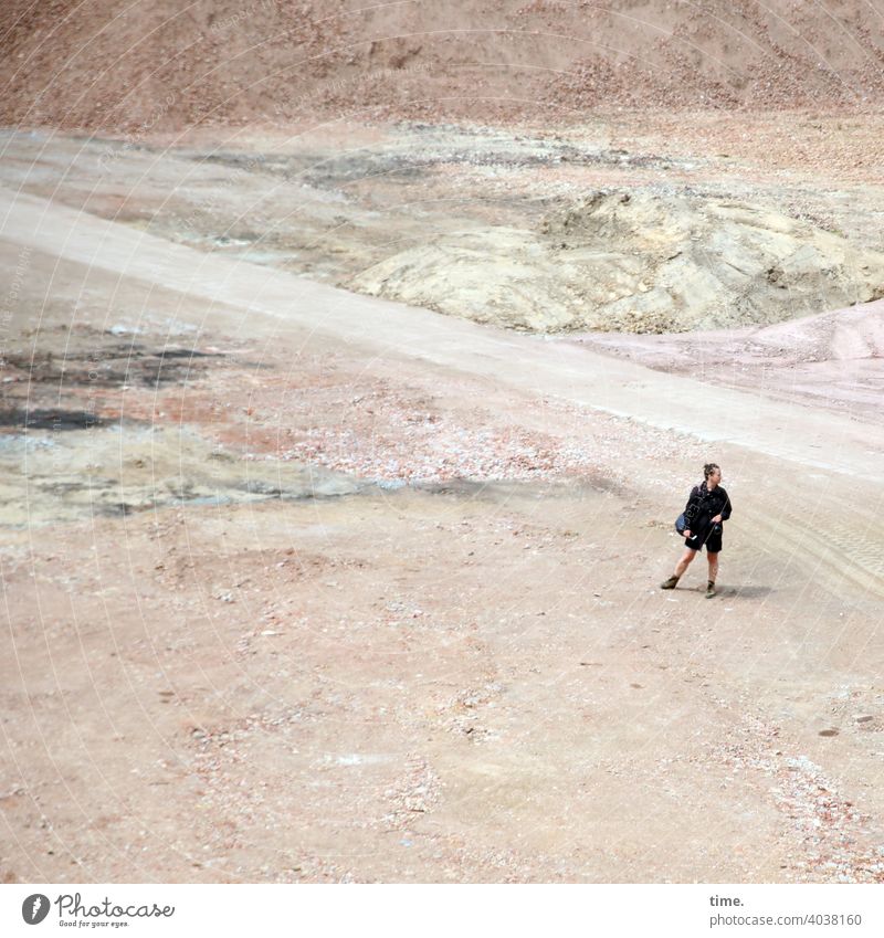 Raumpatrouille Frau Platz neugierig fotografin stehen beobachten umschauen sand weg kamera suchen erde baustelle bauplatz sommer allein steine schutt bauschutt