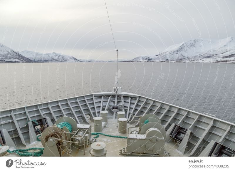 Lofoten voraus... Norwegen Norwegenurlaub Skandinavien Norden Winter Schiff Schifffahrt Bug Schiffsbug Meer Nordmeer Horizont Wasser Seile Winden kalt Schnee