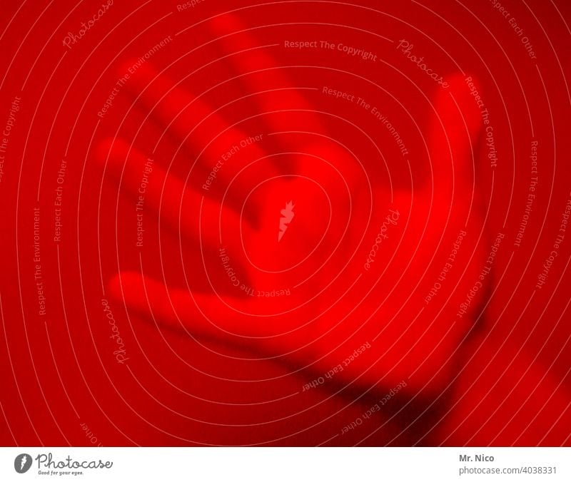 Hand hinter roter Plexiglasscheibe Surrealismus Blut Rotlicht Experiment abstrakt Handfläche Finger fünf Daumen Zeigefinger Ringfinger Mittelfinger Haut
