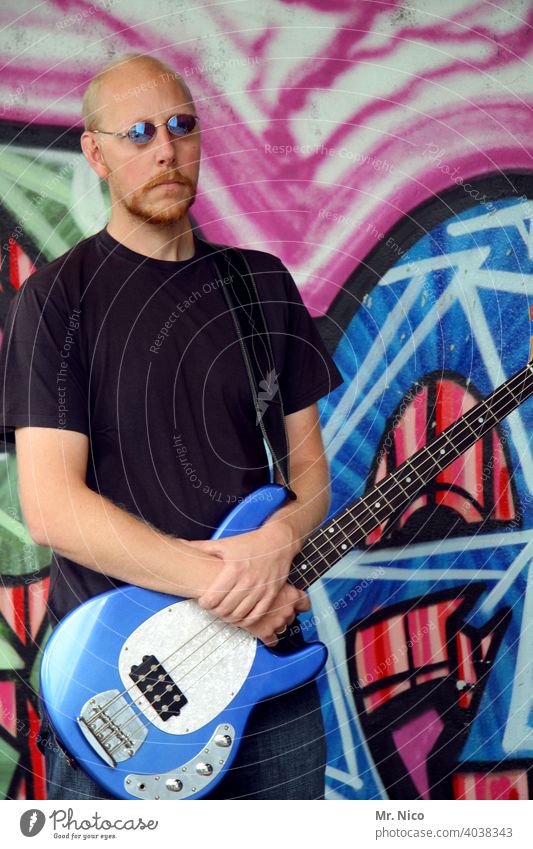 Bassist Freizeit & Hobby Musik Musiker Entertainment Gitarrist Gitarrenspieler Musik hören Rock 'n' Roll Saiteninstrumente Popstar Instrument Rockmusik