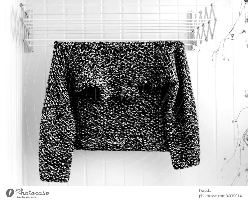 In der frischen Luft rumhängen Balkon geblitzt Mode Wand Pflanze Wolle Bekleidung Winter Wäschetrockner Wollpullover Pullover Tweed gestrickt Handarbeit