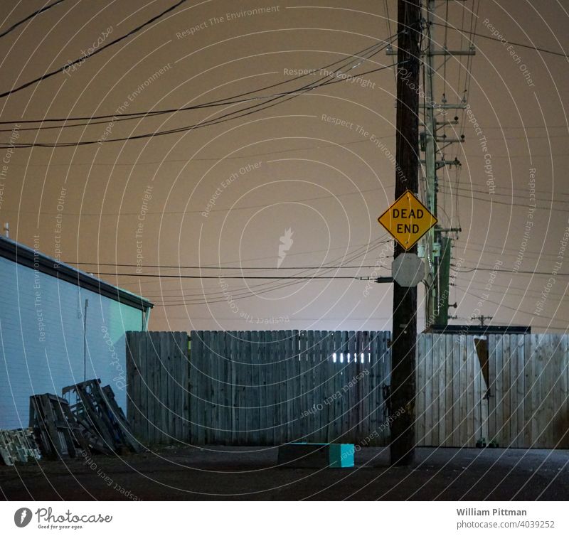 Sackgasse Zeichen Stimmung Ende Menschenleer Außenaufnahme Farbfoto Nacht Nachtaufnahme dunkel Tod stimmungsvolle Atmosphäre Hintergrund geheimnisvoll