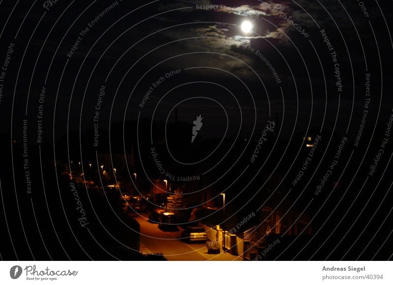 Dunkel war’s - der Mond schien helle Nacht Laterne Wohngebiet Haus Wolken Licht schwarz Wildau Himmelskörper & Weltall Langzeitbelichtung Straße Abend