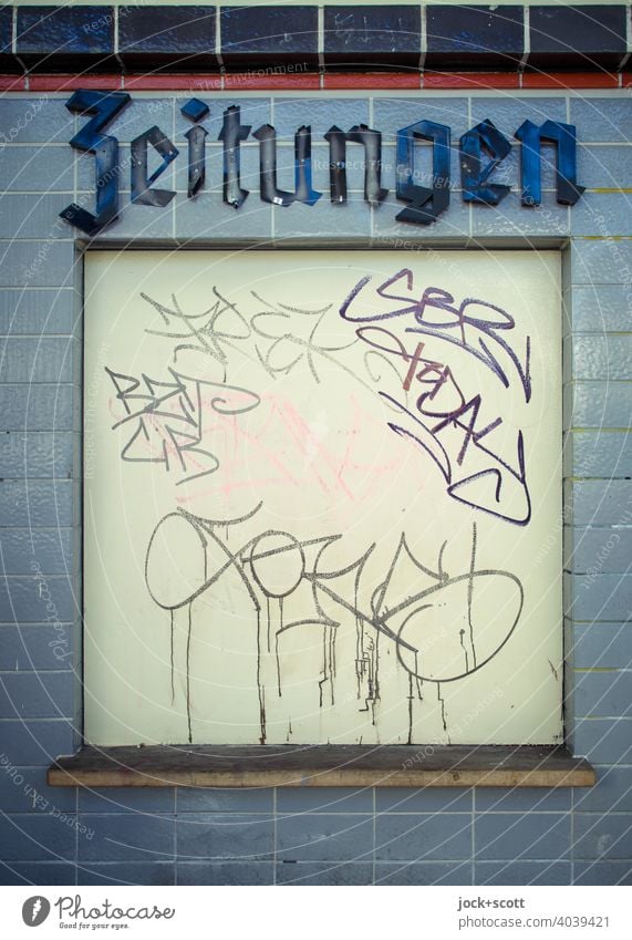 hier gibt es keine Zeitungen mehr Bahnhof Bornholmer Straße Architektur Wort Deutsch historisch Nostalgie S-Bahnhof Prenzlauer Berg Berlin Kacheln Typographie