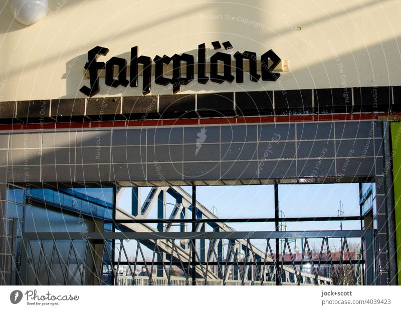 hier gibt es keine Fahrpläne mehr Bahnhof Bornholmer Straße Architektur Brücke Wort Deutsch Fenster historisch Nostalgie S-Bahnhof Berlin Lichteinfall Schatten