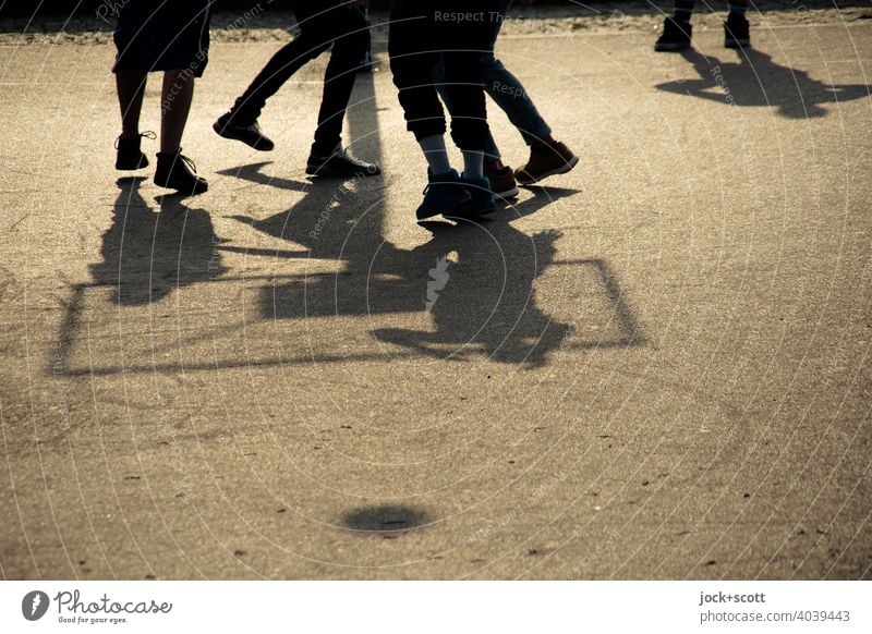 Basketball im Schattenspiel Basketballplatz Asphalt Freizeit & Hobby Sonnenlicht Mauerpark Prenzlauer Berg werfen Silhouette Hintergrund neutral Bewegung