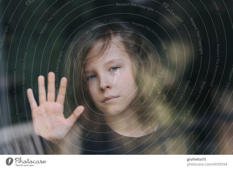 Trauriger Junge am Fenster, symbolisch für die Isolation von Kindern während der Corona Pandemie I corona thoughts Farbfoto abstand halten Mensch Vorderansicht