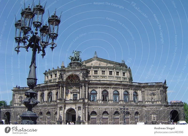 Semperoper Dresden Kultur Laterne Platz historisch Konzert Oper Blauer Himmel Barock Altstadt Architektur Theater