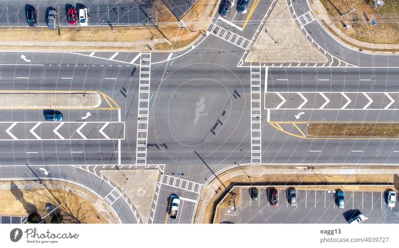 Luftaufnahme einer Kreuzung mit Fahrzeugen Auto Automobil Allee beschäftigt PKW chaotisch Großstadt Stadtstraße wirtschaftlich Anschluss Überfahrt Querstraße