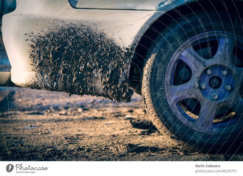 Schmutz auf weißem Auto, verschmutzte Schotterstraßen wegen Tauwetter im Frühjahr schmutziges Auto Autowäsche abstrakt Asphalt Automobil Hintergrund schwarz