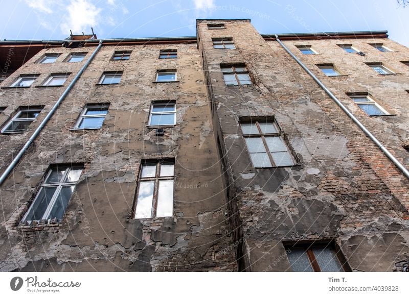 Blick nach oben / Hinterhof Berlin Prenzlauer Berg Altbau unsaniert Menschenleer Stadt Stadtzentrum Hauptstadt Altstadt Haus Außenaufnahme Tag Gebäude Fassade