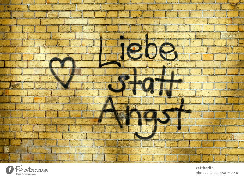 Liebe statt Angst liebe angst message botschaft slogan politik mauer wand klinker herz zuneigung romantik tagg sprayer gesprayt alternative