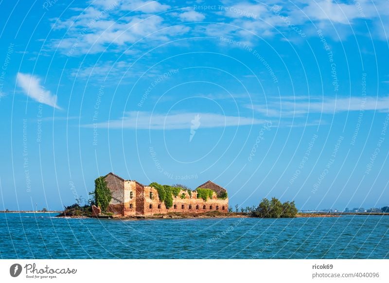 Blick auf die Insel Madonna del Monte bei Venedig in Italien Ruine Mauer Kloster Scomenzera San Giacomo Urlaub Reise Stadt Architektur Haus Gebäude Küste Lagune