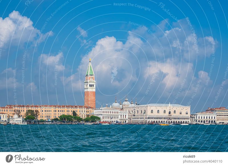 Blick auf historische Gebäude in Venedig, Italien Markusturm Dogenpalast Palazzo Ducale Campanile di San Marco Urlaub Reise Stadt Architektur Barock Haus alt