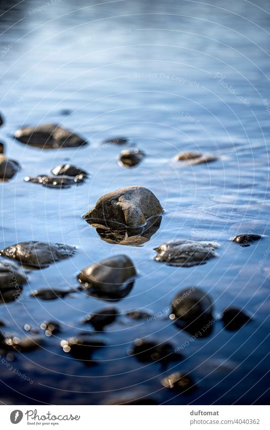 Steine die im Wasser liegen Natur Landschaft Fluß Bach fließen Wasserfall Außenaufnahme Umwelt nass Spiegelung Tag Fluss Urelemente natürlich Flussufer Kiesel