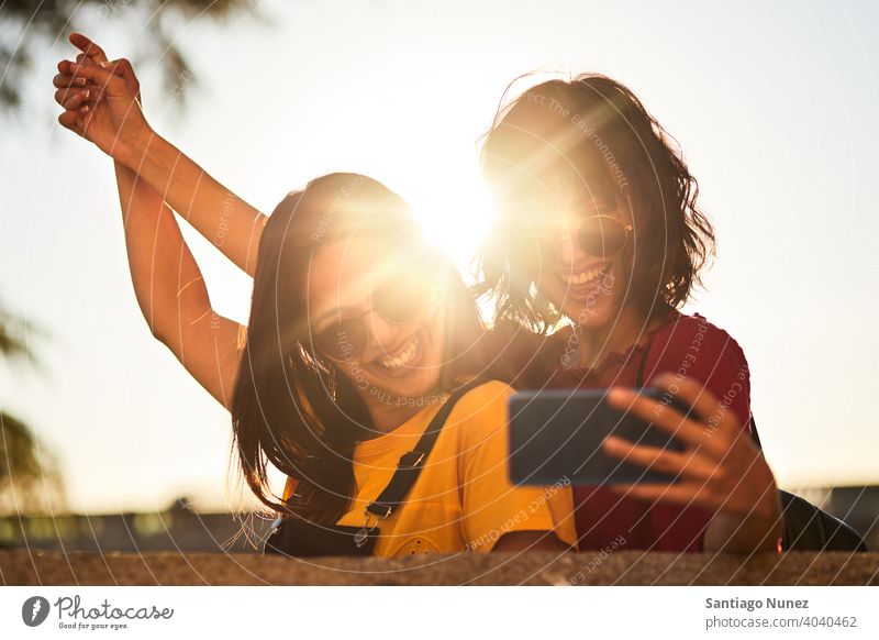 Zwei Teenager-Mädchen machen ein Selfie. Madrid jung Menschen Freundschaft Freunde Lifestyle schön Spaß Glück Zusammensein Freizeit Frau Lächeln Jugendliche