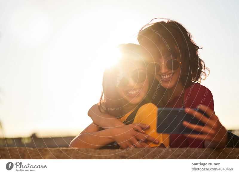 Zwei Teenager-Mädchen machen ein Selfie. Madrid jung Menschen Freundschaft Freunde Lifestyle schön Spaß Glück Zusammensein Freizeit Frau Lächeln Jugendliche