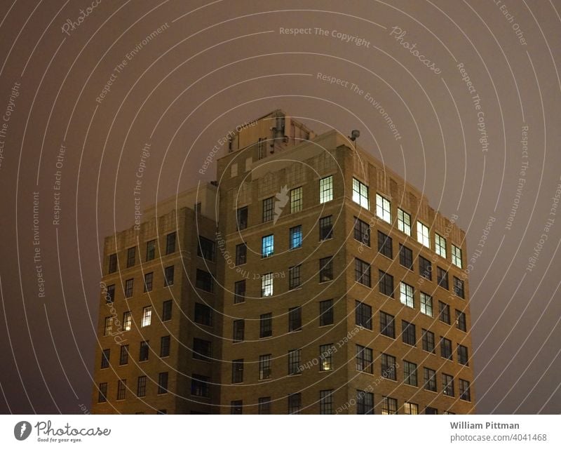 Turm Gebäude Stimmung launischer Himmel Wohnhaus Architektur Nacht Fassade Außenaufnahme Menschenleer Bauwerk Wohnhochhaus Hochhaus Stadtzentrum Farbfoto Abend