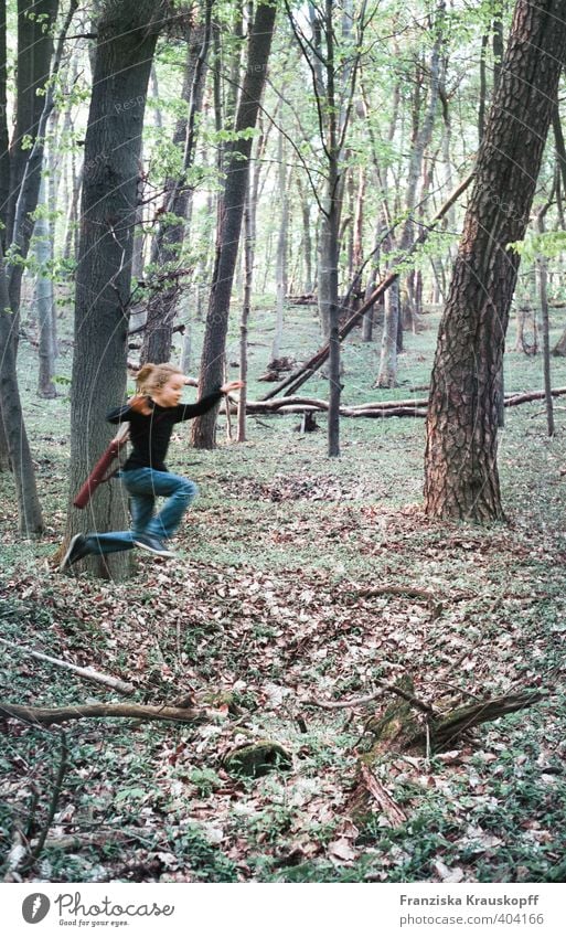 Jäger Kind Junge Kindheit 1 Mensch 8-13 Jahre Umwelt Natur Pflanze Herbst Baum Wald Spielen Sport springen frei Fröhlichkeit Gesundheit Glück Unendlichkeit blau