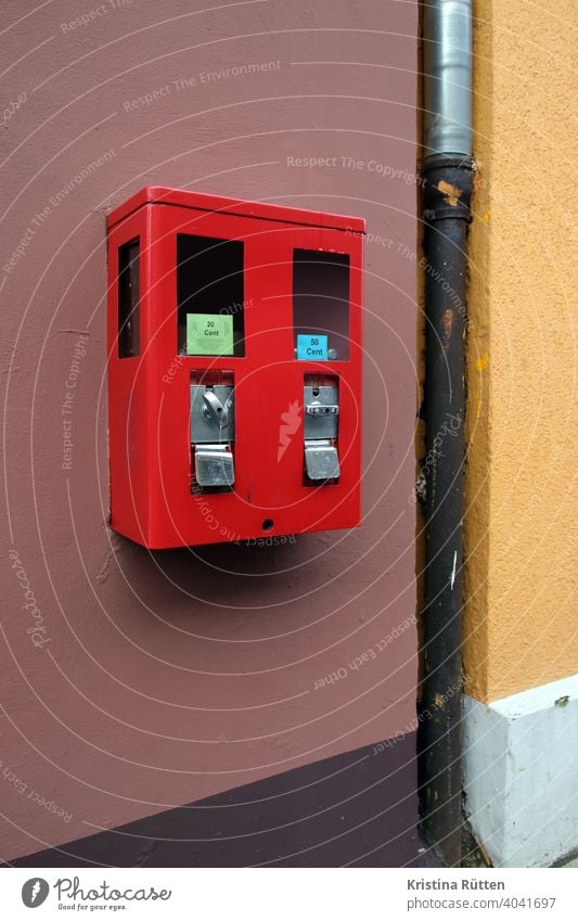 kaugummi- und spielzeugautomat kaugummiautomat verkaufsautomat rot sichtfenster münzeinwurf drehgriff drehmechanismus ausgabe ausgabefach klappe ausgabeklappe