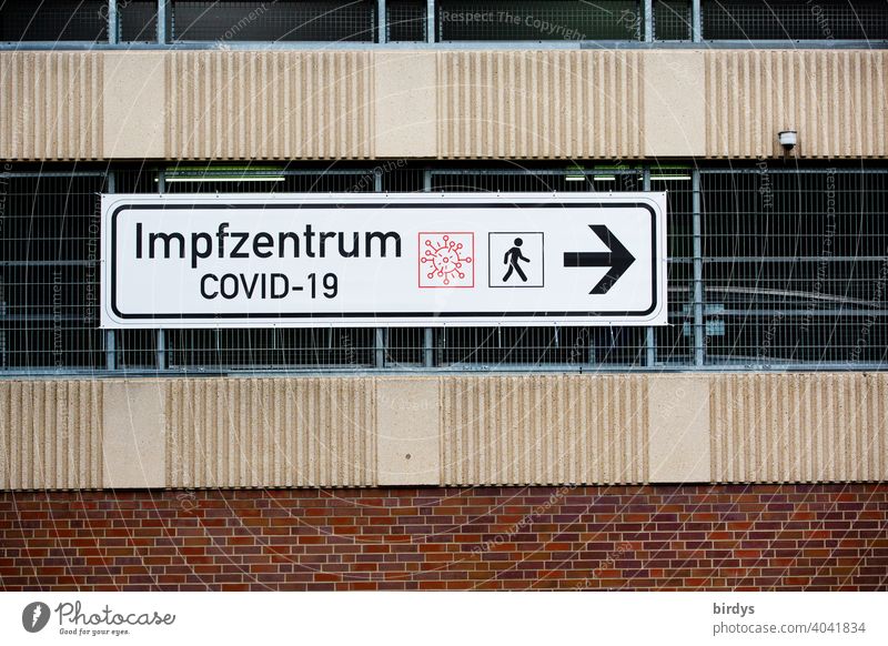 Wegweiser zum Covid-19 Impfzentrum. Impfzentrum ,großes Hinweisschild an einem Parkhaus impfzentrum covid-19 impfen pandemie wegweiser hinweisschild corona