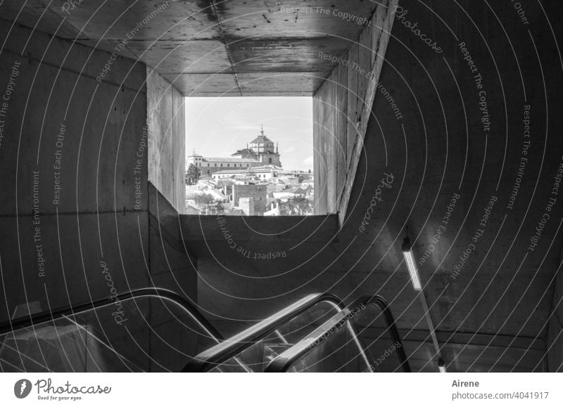 Fortbewegung auf spanischer Treppe Rolltreppe Spanien Toledo Treppengeländer Ausblick Fenster Altstadt historisch Hauptstadt Treppenhaus Beton Schacht abwärts