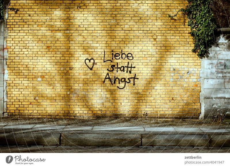 Liebe statt Angst alternative gesprayt sprayer tagg romantik zuneigung herz klinker wand mauer politik slogan botschaft message angst liebe schrift aufschrift