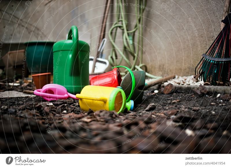 Gartengeräte ferien garten kleingarten kleingartenkolonie menschenleer natur pflanze ruhe schrebergarten textfreiraum tiefenschärfe winter kanne gießkanne