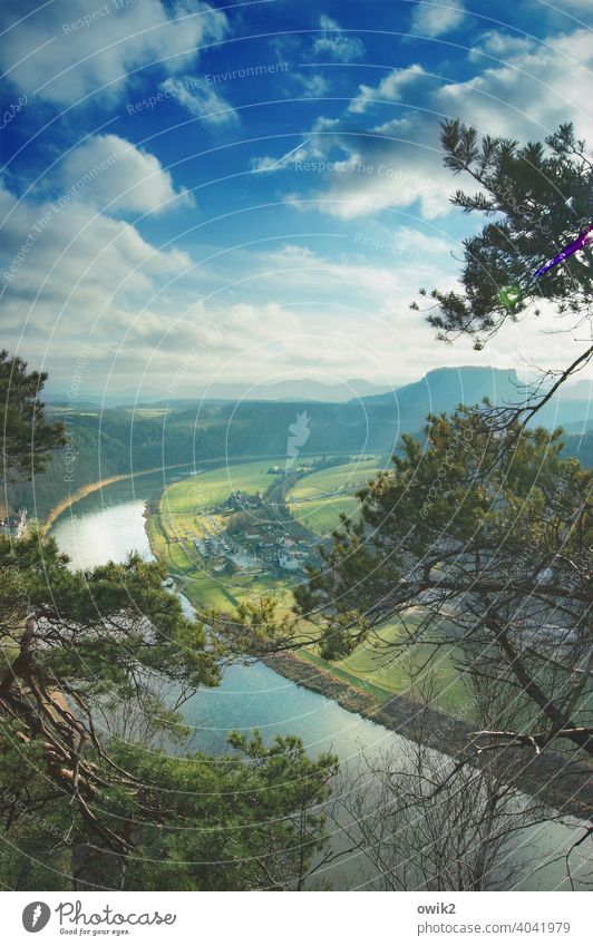 Flusskurve Landschaft Natur Umwelt Horizont Himmel Schönes Wetter Elbe Elbsandsteingebirge Sächsische Schweiz Naturschutzgebiet Flussufer Ferne Idylle Fernweh