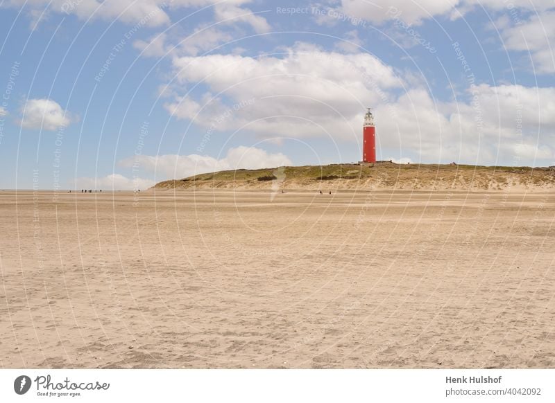 Sandstrand und Leuchtturm "Eierland" genannt Architektur Strand Leuchtfeuer blau Gebäude Wolken Küste Küstenlinie cocksdorp Farbe farbenfroh Dunes holländisch