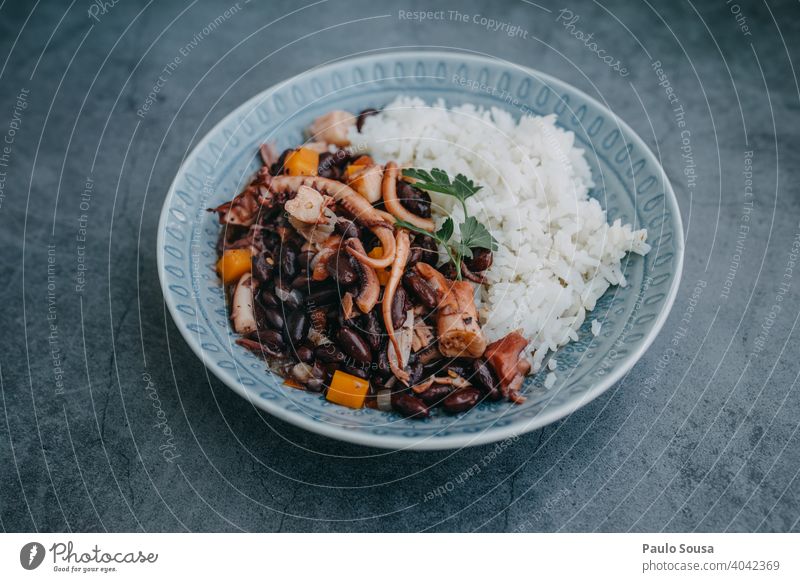 Oktopus kochen Essen zubereiten Octopus verzehrfertig Frische Bohnen Lebensmittel Gesundheit Mahlzeit Feinschmecker Hintergrund lecker geschmackvoll Snack