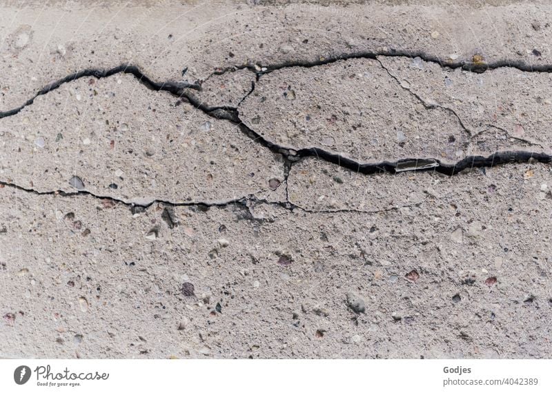 Risse in einer Betondecke alt Menschenleer Strukturen & Formen Außenaufnahme Wand Muster Farbfoto Detailaufnahme Verfall kaputt Fassade Nahaufnahme Mauer