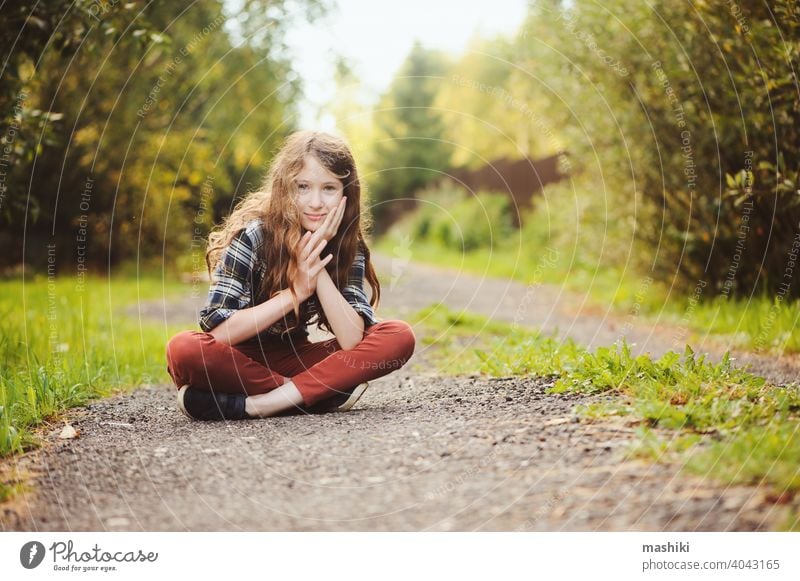 preteen 11 Jahre alt Kind Mädchen zu Fuß auf Sommer Landschaft Straße, genießen Urlaub im Freien Natur Glück Kindheit laufen Gras Sonnenuntergang Spaß Weg jung