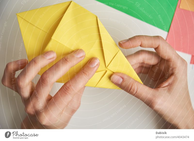 DIY-Konzept. Frau machen Origami Ostern Kaninchen aus Farbe Papier. Origami Unterricht Prozess Hand Hobby handgefertigt Kunst Handwerk Hintergrund Kreativität