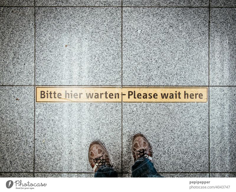 Aufkleber Bitte hier warten – Please wait here Schild Typo Typographie Typografie Typography typografisch typografie. schrift Schriftzeichen Schriftzug schild