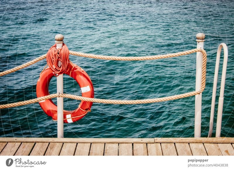 roter Rettungsring Rettungsreifen Rettungsringe Schifffahrt Farbfoto Menschenleer Ferien & Urlaub & Reisen Tourismus Wasser Außenaufnahme Tag Meer Holzsteg Steg