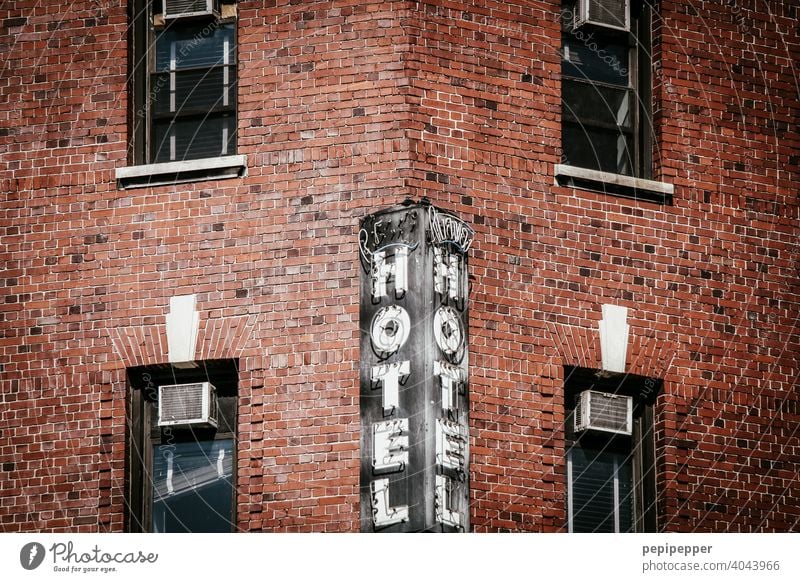 altes Backsteingebäude Hotel in Amerika Backsteinwand Backsteinfassade Backsteine USA Mauer Wand Fassade Außenaufnahme Strukturen & Formen Farbfoto Bauwerk