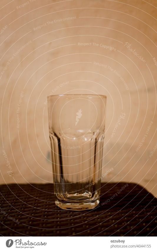 leeres Glas vereinzelt durchsichtig weiß trinken Wasser Hintergrund Reinheit Einfachheit liquide Durst durstig Kristalle Zerbrechlichkeit Single Bar Objekt