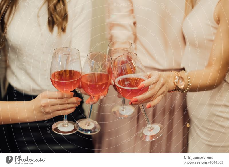 Mädchen jubeln mit Wein auf der Party. Geburtstag jubelt Glas jung Glück Alkohol heiter Person trinken zu feiern Frau Freunde Bar Nacht Fröhlichkeit Zuprosten