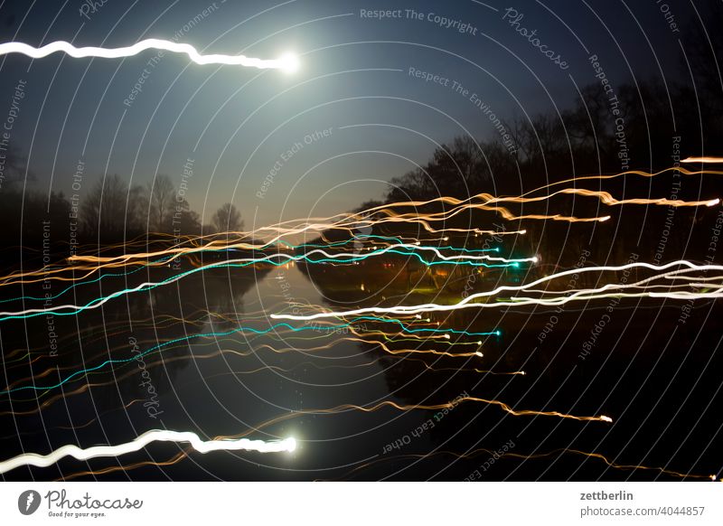 Verwackelter Vollmond über dem Hohenzollernkanal abend dunkel dunkelheit fluß nacht schifffahrt vollmond wasser hohenzollernkanal ufer abends mondnacht