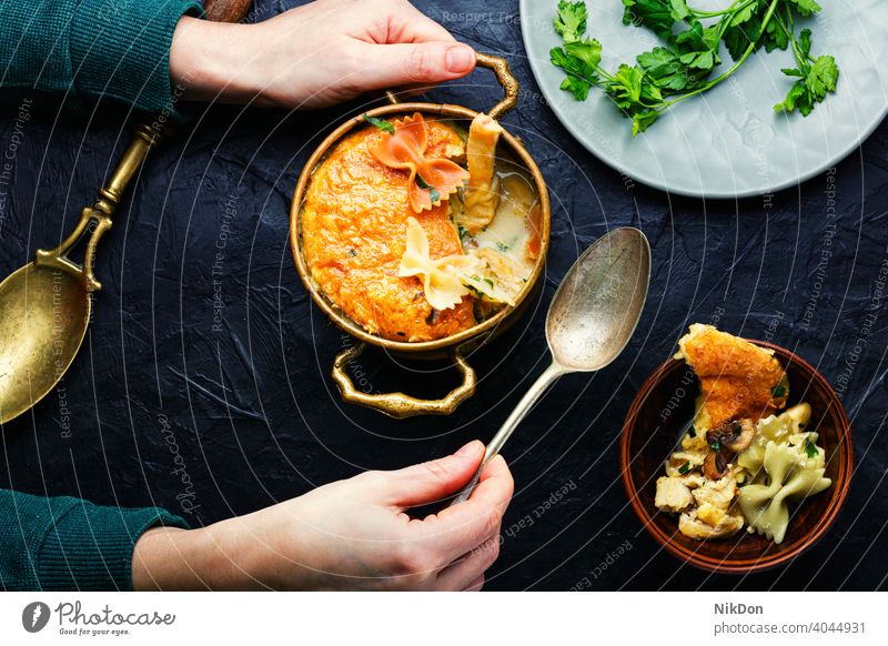 Leckerer Fleischauflauf mit Makkaroni Auflaufform Käse gebacken Hühnerkasserolle Spätzle Hähnchen Melone Topf Lebensmittel Nudelauflauf altehrwürdig